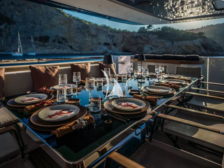 ALVIUM Ferretti Custom Line 106 - alfresco dining set up ALVIUM Ferretti Custom Line 106 - alfresco dining set up