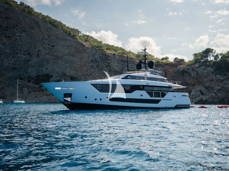 ALVIUM Ferretti Custom Line 106 - anchored ALVIUM Ferretti Custom Line 106 - anchored