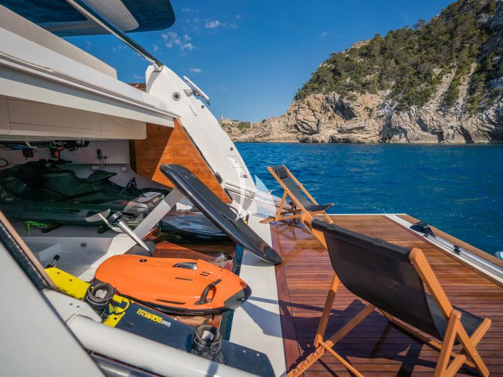 ALVIUM Ferretti Custom Line 106 - beach club ALVIUM Ferretti Custom Line 106 - beach club