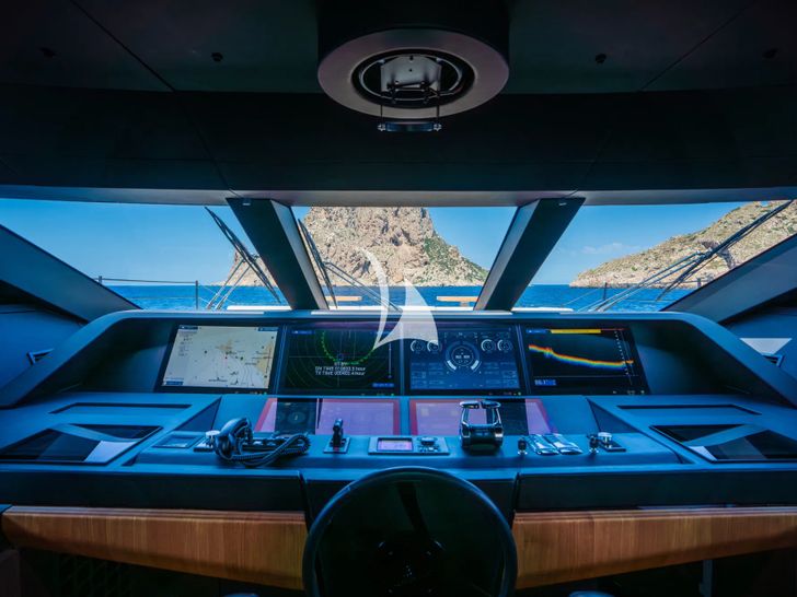 ALVIUM Ferretti Custom Line 106 - cockpit ALVIUM Ferretti Custom Line 106 - cockpit