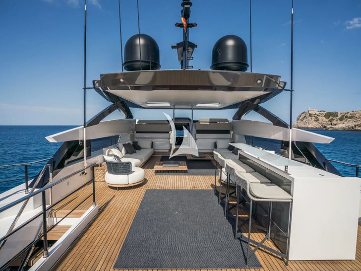 ALVIUM Ferretti Custom Line 106 - flybridge bar area ALVIUM Ferretti Custom Line 106 - flybridge bar area