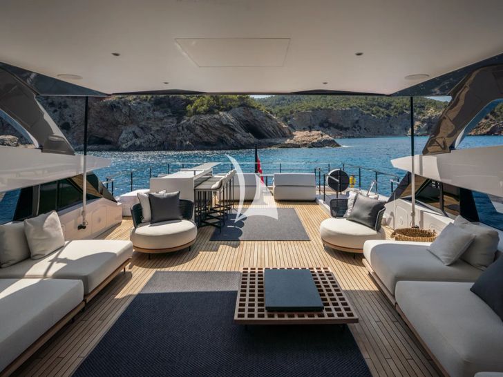 ALVIUM Ferretti Custom Line 106 - flybridge seating and bar area ALVIUM Ferretti Custom Line 106 - flybridge seating and bar area