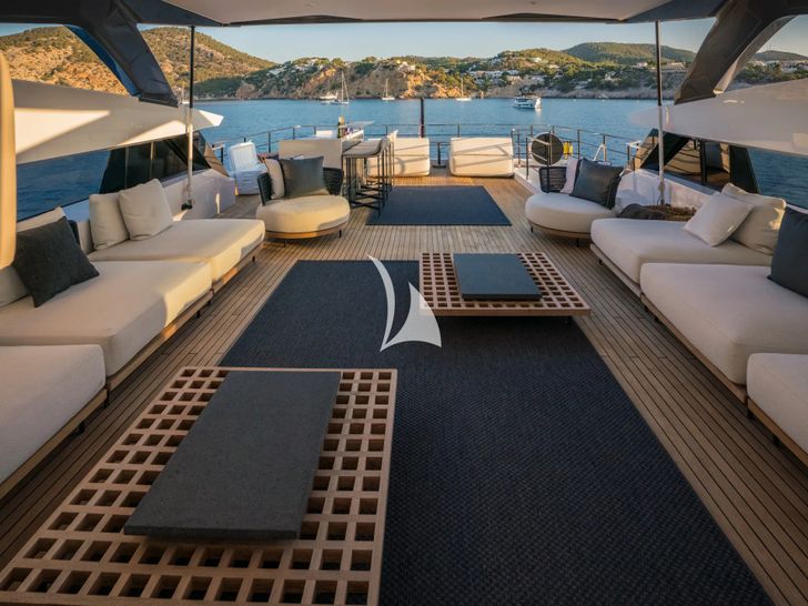 ALVIUM Ferretti Custom Line 106 - flybridge seating area ALVIUM Ferretti Custom Line 106 - flybridge seating area