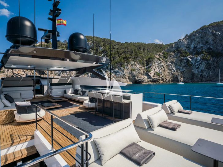ALVIUM Ferretti Custom Line 106 - flybridge sun beds and amenities ALVIUM Ferretti Custom Line 106 - flybridge sun beds and amenities