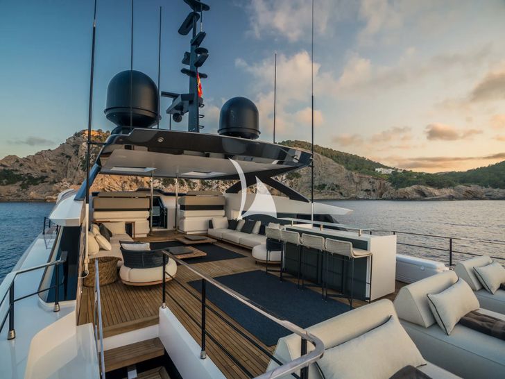ALVIUM Ferretti Custom Line 106 - flybridge ALVIUM Ferretti Custom Line 106 - flybridge
