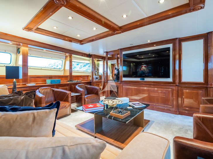 AMADEA Benetti Classic 115 sky deck TV AMADEA Benetti Classic 115 sky deck TV
