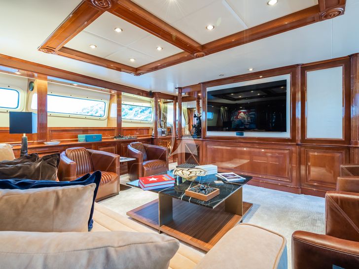 AMADEA Benetti Classic 115 sky deck TV