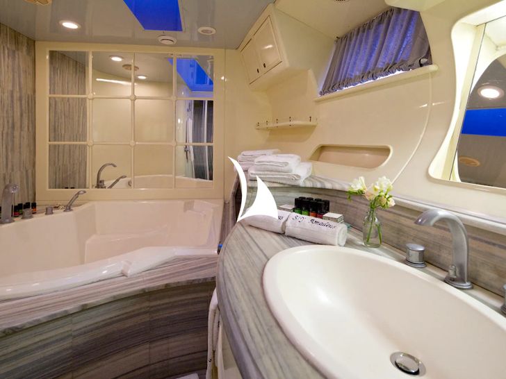 AMADEUS Dynamique 110 - cabin bathroom AMADEUS Dynamique 110 - cabin bathroom