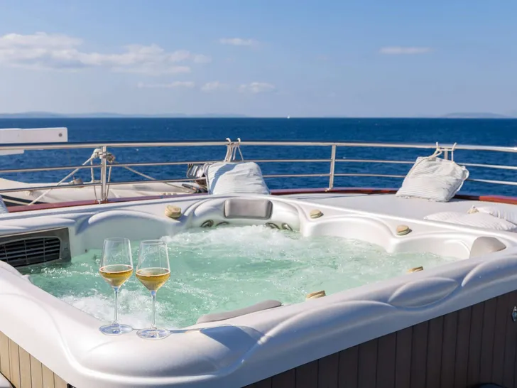 AMALIA Custom Motor Yacht 39m - sundeck jacuzzi AMALIA Custom Motor Yacht 39m - sundeck jacuzzi
