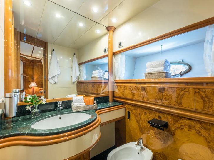 AMANI Astondoa 72 - VIP cabin bathroom AMANI Astondoa 72 - VIP cabin bathroom