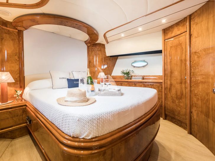 AMANI Astondoa 72 - VIP cabin AMANI Astondoa 72 - VIP cabin