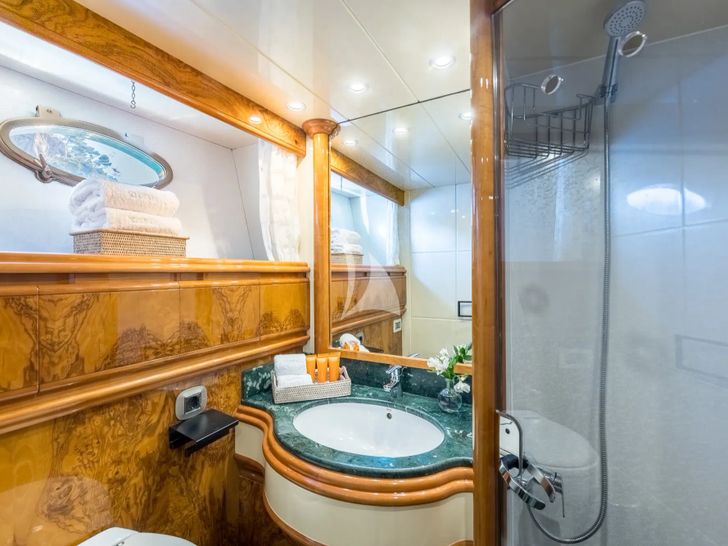 AMANI Astondoa 72 - twin cabin 1 bathroom AMANI Astondoa 72 - twin cabin 1 bathroom