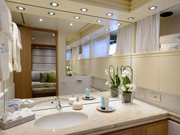 AMAYA Maiora 32 DP Fly - VIP 1 cabin bathroom AMAYA Maiora 32 DP Fly - VIP 1 cabin bathroom
