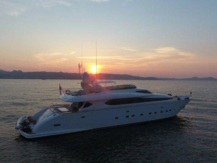 AMAYA Maiora 32 DP Fly - anchored under the sunset AMAYA Maiora 32 DP Fly - anchored under the sunset