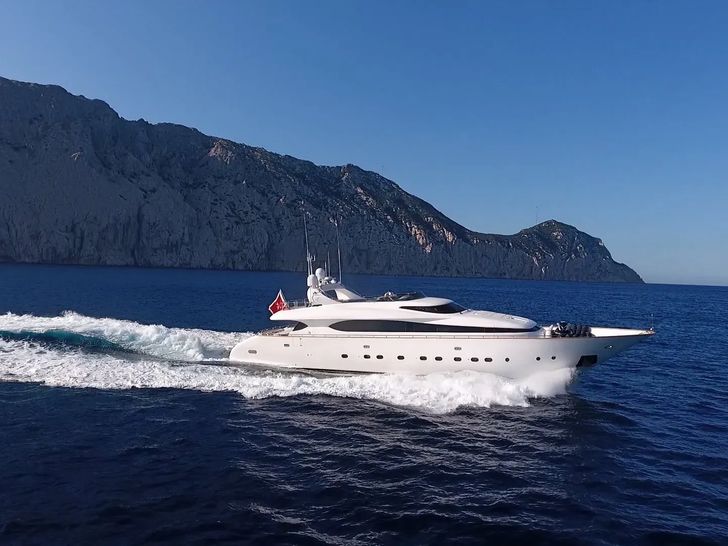 AMAYA Maiora 32 DP Fly - cruising at top speed AMAYA Maiora 32 DP Fly - cruising at top speed