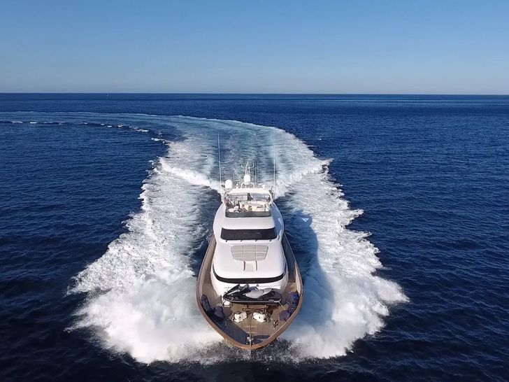 AMAYA Maiora 32 DP Fly - cruising bow view AMAYA Maiora 32 DP Fly - cruising bow view