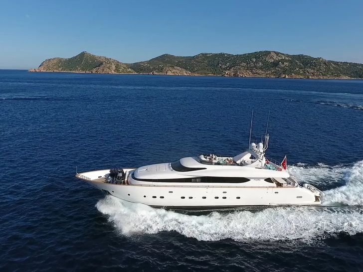AMAYA Maiora 32 DP Fly - cruising side profile AMAYA Maiora 32 DP Fly - cruising side profile