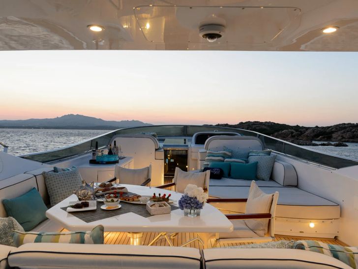 AMAYA Maiora 32 DP Fly - flybridge dining area AMAYA Maiora 32 DP Fly - flybridge dining area