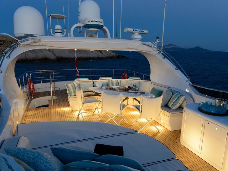 AMAYA Maiora 32 DP Fly - flybridge dining AMAYA Maiora 32 DP Fly - flybridge dining