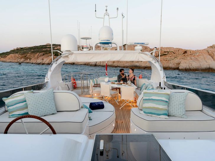 AMAYA Maiora 32 DP Fly - flybridge lounging and dining area AMAYA Maiora 32 DP Fly - flybridge lounging and dining area