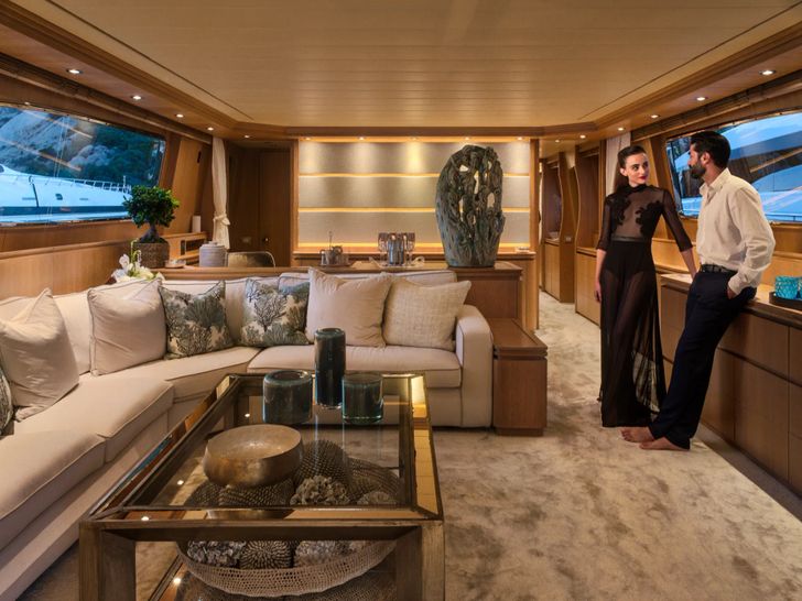 AMAYA Maiora 32 DP Fly - guests in the saloon AMAYA Maiora 32 DP Fly - guests in the saloon