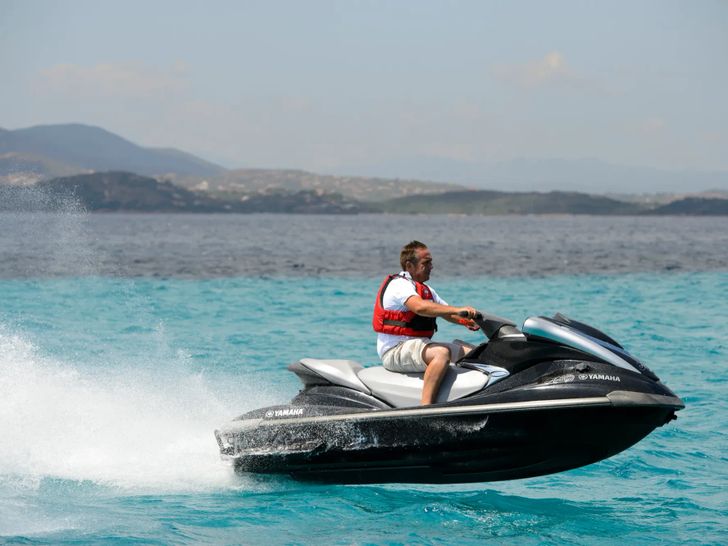 AMAYA Maiora 32 DP Fly - jet ski AMAYA Maiora 32 DP Fly - jet ski