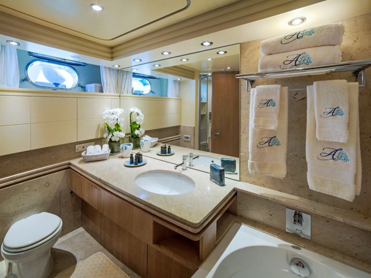 AMAYA Maiora 32 DP Fly - master cabin bathroom AMAYA Maiora 32 DP Fly - master cabin bathroom