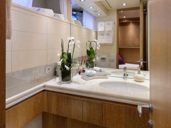 AMAYA Maiora 32 DP Fly - twin cabin bathroom AMAYA Maiora 32 DP Fly - twin cabin bathroom