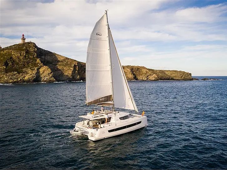 AMELIA Bali 4.6 - cruising across the waterline AMELIA Bali 4.6 - cruising across the waterline