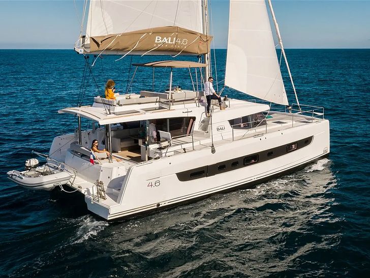 AMELIA Bali 4.6 - side profile cruising AMELIA Bali 4.6 - side profile cruising