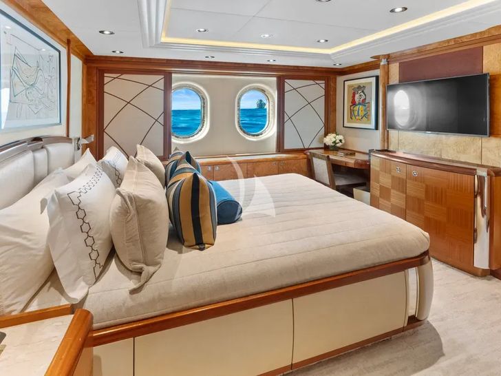 AMICA MEA Hakvoort 152 - VIP cabin 1 bed and TV AMICA MEA Hakvoort 152 - VIP cabin 1 bed and TV