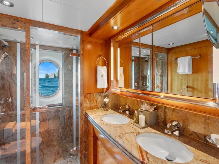AMICA MEA Hakvoort 152 - VIP cabin 2 bathroom AMICA MEA Hakvoort 152 - VIP cabin 2 bathroom
