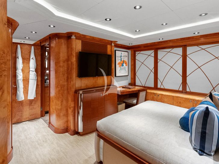 AMICA MEA Hakvoort 152 - VIP cabin 2 bed and TV AMICA MEA Hakvoort 152 - VIP cabin 2 bed and TV