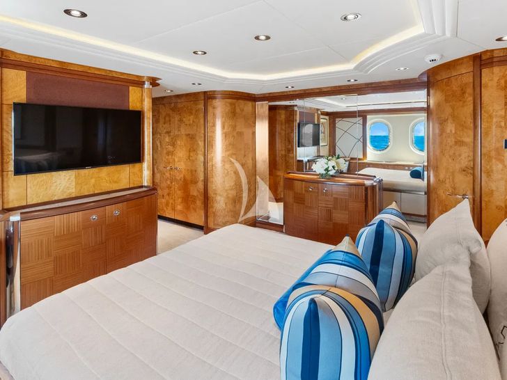 AMICA MEA Hakvoort 152 - VIP cabin 3 bed and TV AMICA MEA Hakvoort 152 - VIP cabin 3 bed and TV