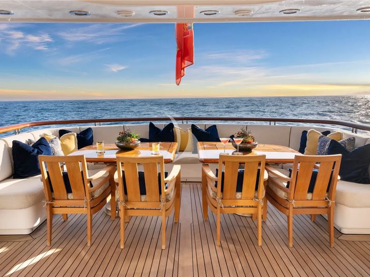 AMICA MEA Hakvoort 152 - aft deck dining area AMICA MEA Hakvoort 152 - aft deck dining area