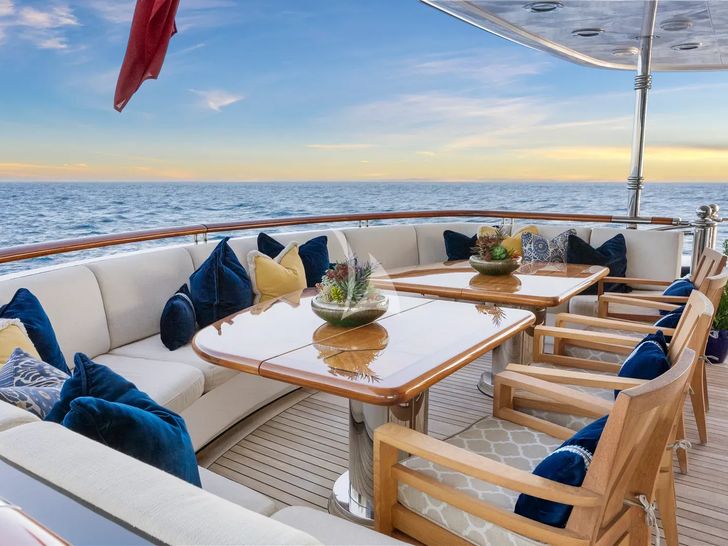 AMICA MEA Hakvoort 152 - aft deck lounge AMICA MEA Hakvoort 152 - aft deck lounge