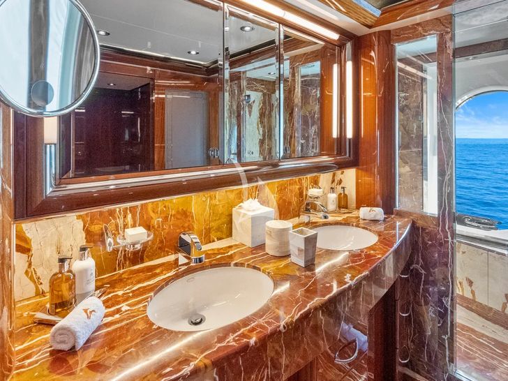 AMICA MEA Hakvoort 152 - master cabin bathroom AMICA MEA Hakvoort 152 - master cabin bathroom