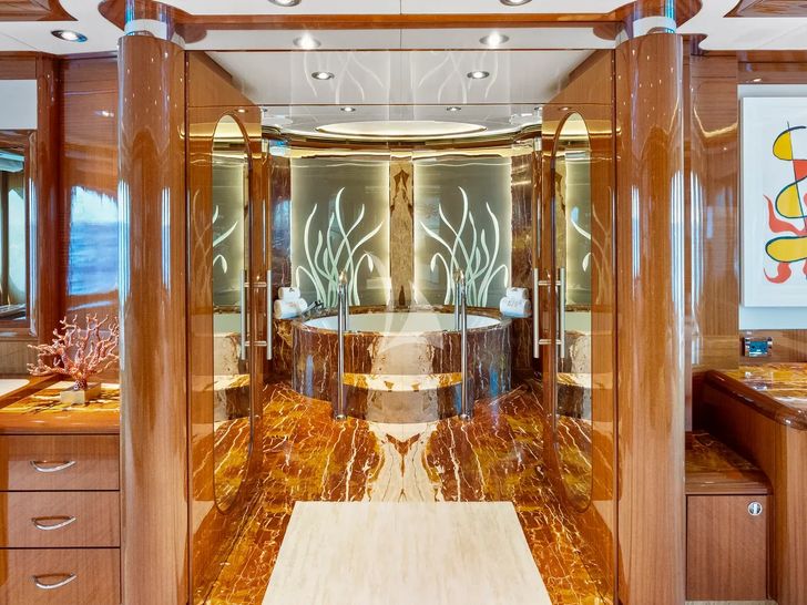 AMICA MEA Hakvoort 152 - master cabin jacuzzi AMICA MEA Hakvoort 152 - master cabin jacuzzi