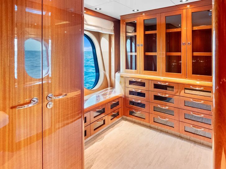 AMICA MEA Hakvoort 152 - master cabin wardrobe AMICA MEA Hakvoort 152 - master cabin wardrobe