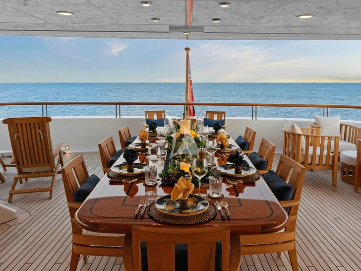 AMICA MEA Hakvoort 152 - sky deck dining area AMICA MEA Hakvoort 152 - sky deck dining area