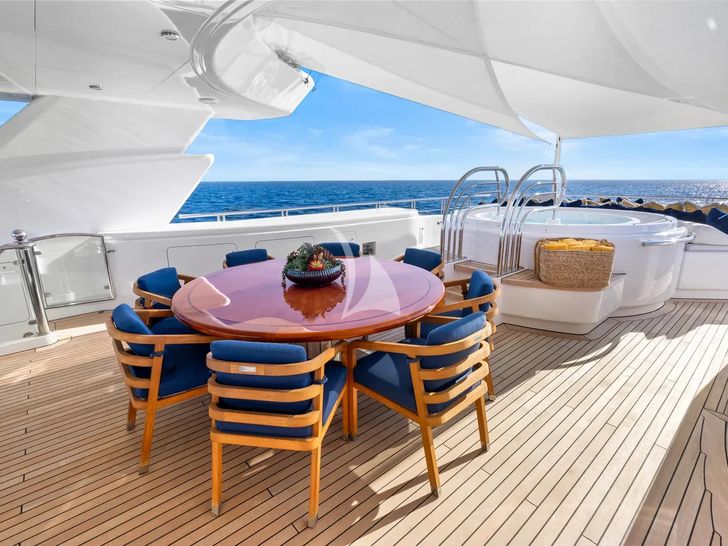 AMICA MEA Hakvoort 152 - sun deck dining area AMICA MEA Hakvoort 152 - sun deck dining area