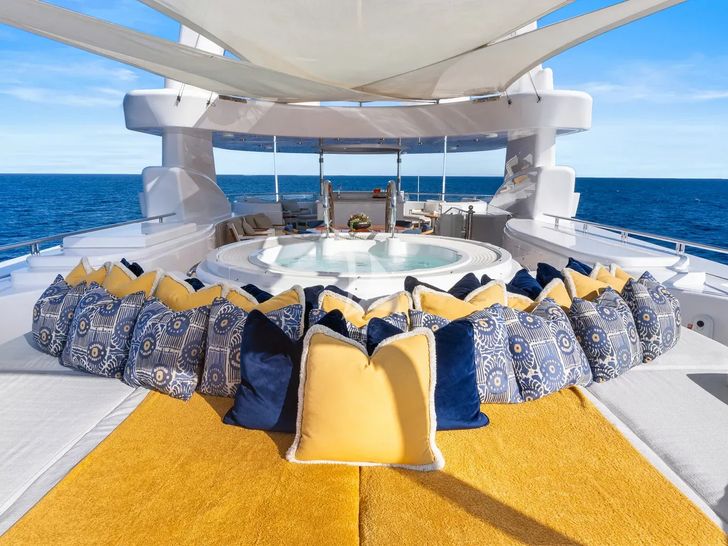 AMICA MEA Hakvoort 152 - sun deck jacuzzi AMICA MEA Hakvoort 152 - sun deck jacuzzi