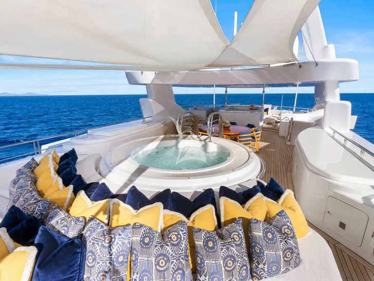AMICA MEA Hakvoort 152 - sun deck AMICA MEA Hakvoort 152 - sun deck