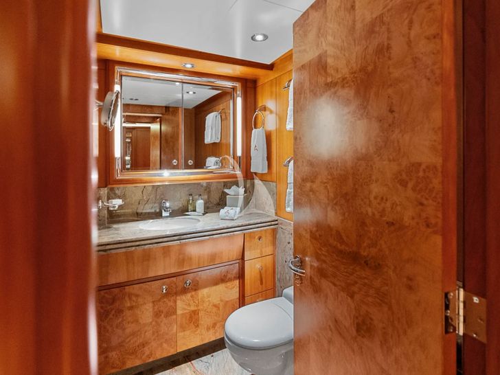 AMICA MEA Hakvoort 152 - twin cabin bathroom AMICA MEA Hakvoort 152 - twin cabin bathroom