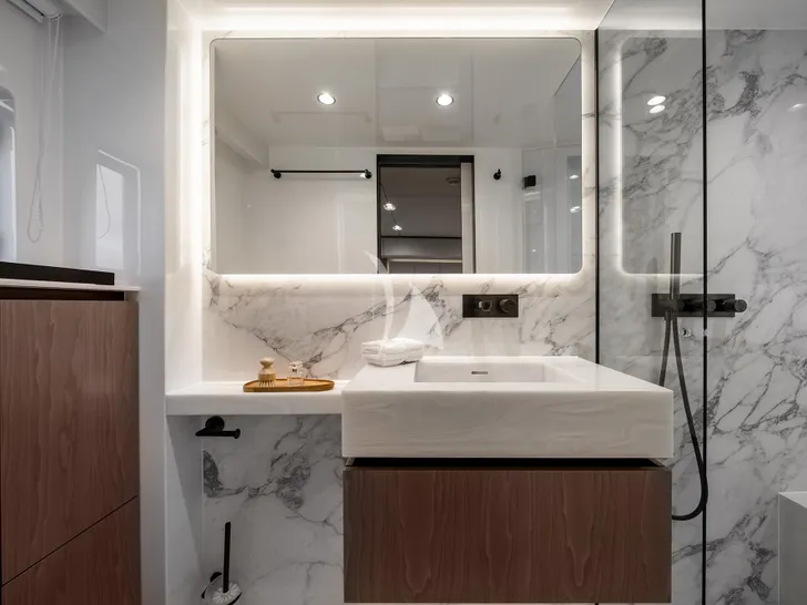 AMILEO Sunreef 70 - VIP cabin 1 bathroom AMILEO Sunreef 70 - VIP cabin 1 bathroom