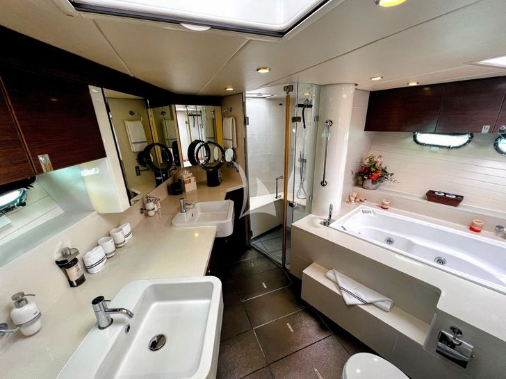 AMMONITE Nordhavn Custom 23m master cabin bathroom AMMONITE Nordhavn Custom 23m master cabin bathroom