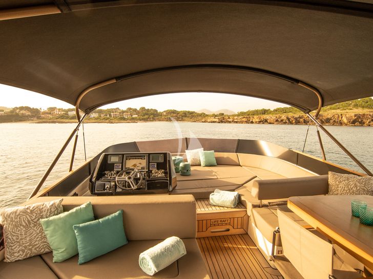 AMMONITE Numarine 78 helm and sun beds AMMONITE Numarine 78 helm and sun beds