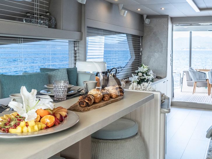 AMMONITE Numarine 78 indoor dining area AMMONITE Numarine 78 indoor dining area