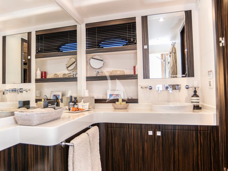 AMMONITE Numarine 78 master cabin bathroom AMMONITE Numarine 78 master cabin bathroom