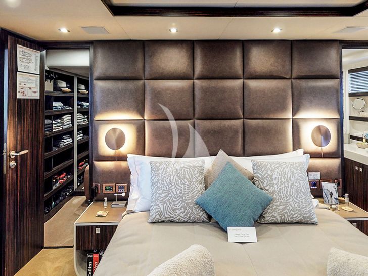 AMMONITE Numarine 78 master cabin with walk-in closet AMMONITE Numarine 78 master cabin with walk-in closet